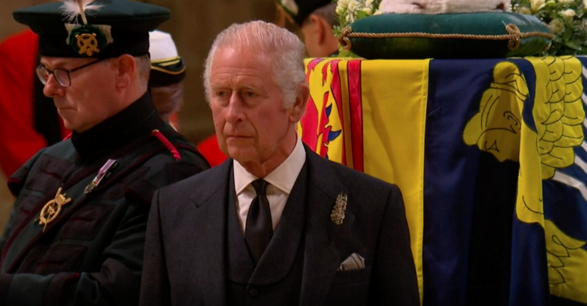 Rei Charles III durante vigília na Catedral de St. Giles. Foto: Reprodução / BBC - 12.09.2022