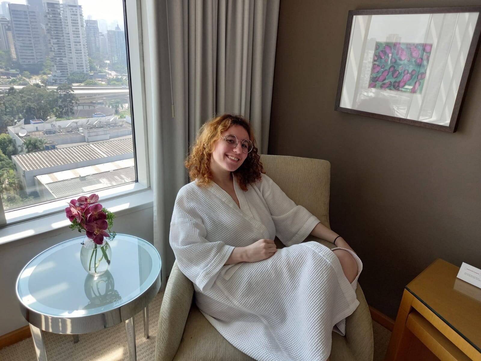 A repórter Camila Cetrone na acomodação do Grand Hyatt Hotel SP; décor do quarto é minimalista e intensifica sensação de relaxamento e bem-estar. Foto: Portal iG/Camila Cetrone