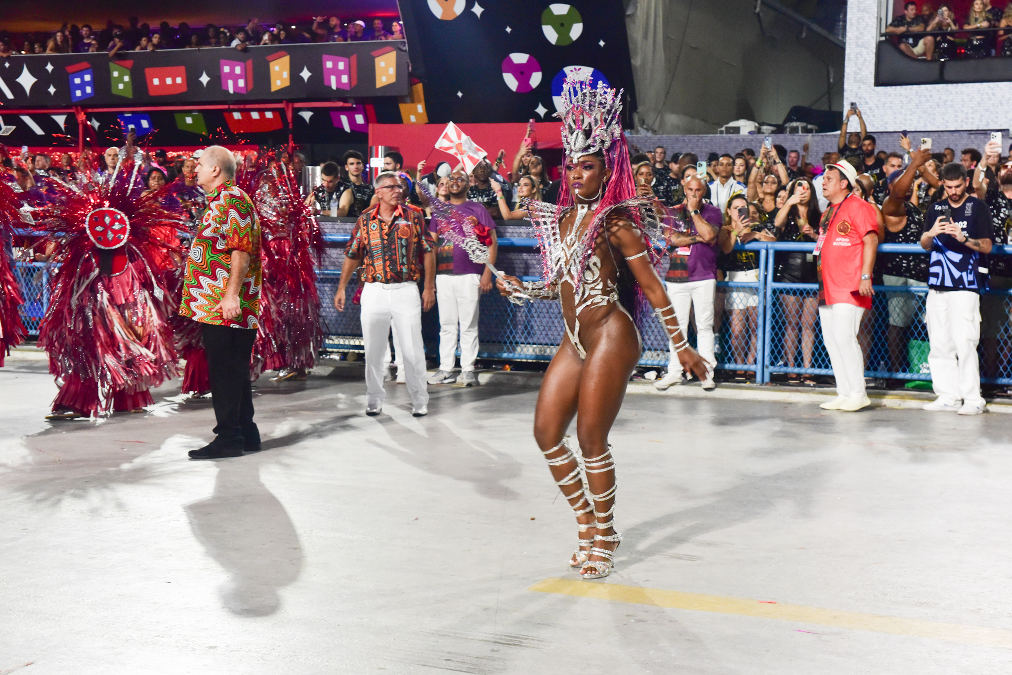 Erika Januza foi rainha de bateria e usou fantasia com uma armadura metálica cravejada de pedrarias e com um adereço rosa na cabeça. Leo Franco/ Agnews 