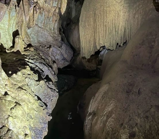 Em alguns trechos, os cientistas tiveram que passar por lugares com uma distância de apenas 15 centímetros entre o teto e a água. Reprodução: Flipar
