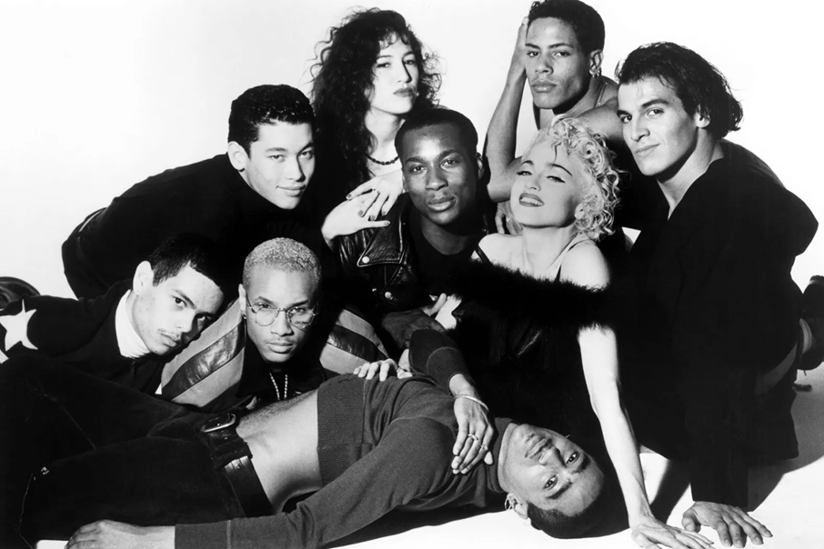 ‘Na Cama Com Madonna’, documentário de 91, expôs a rotina e a intimidade de 6 dançarinos homossexuais da cantora, enquanto se apresentavam como parte da Blond Ambition World Tour, marcada por momentos considerados controversos para a época. Everett Colection