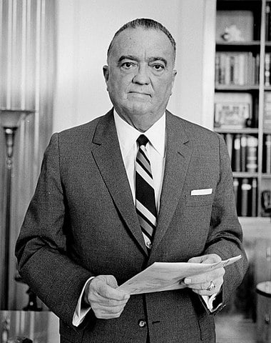 Edgar Hoover (foto) depreciou o alerta porque Popov perdia credibilidade com sua vida boêmia. O espião bonito e sedutor era adepto das noitadas, com várias mulheres.  Reprodução: Flipar
