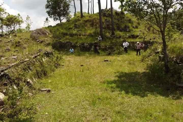 Com mais de 1,2 km de extensão, o local abriga áreas palacianas, muralhas defensivas e uma quadra esportiva em formato de “L”, o que revela a existência de uma sociedade organizada e hierarquizada. Reprodução: Flipar