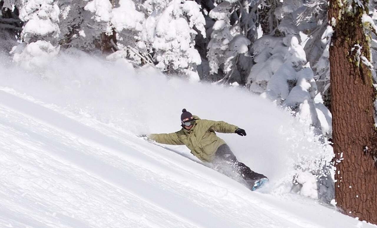 Whistler, Colúmbia Britânica (acessível de Seattle, EUA) - Esportes: Esqui, snowboarding, mountain biking - Descrição: Whistler é um dos maiores e mais populares resorts de esqui da América do Norte. Durante o verão, torna-se um paraíso para os entusiastas de mountain biking - Melhor época: Inverno (dezembro-março) para esqui, verão (junho-setembro) para mountain biking Reprodução: Flipar