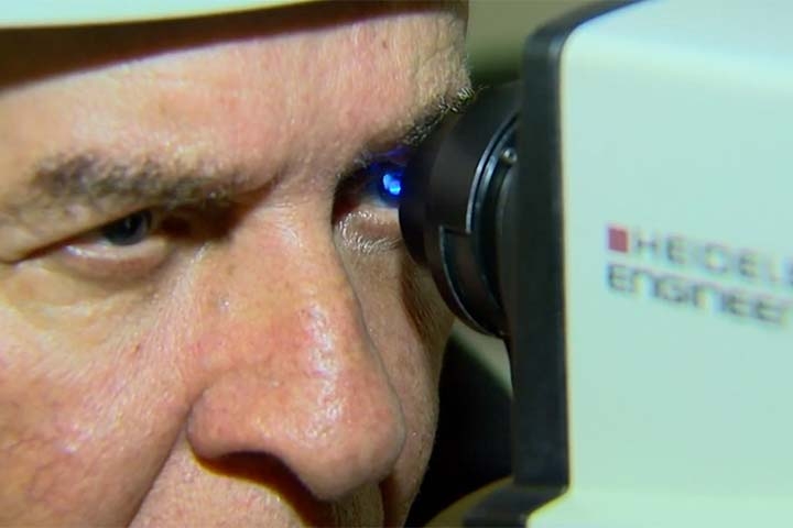 Quando essa área começa a se deteriorar, a visão central fica comprometida, enquanto a visão periférica costuma permanecer preservada.
 Reprodução: Flipar