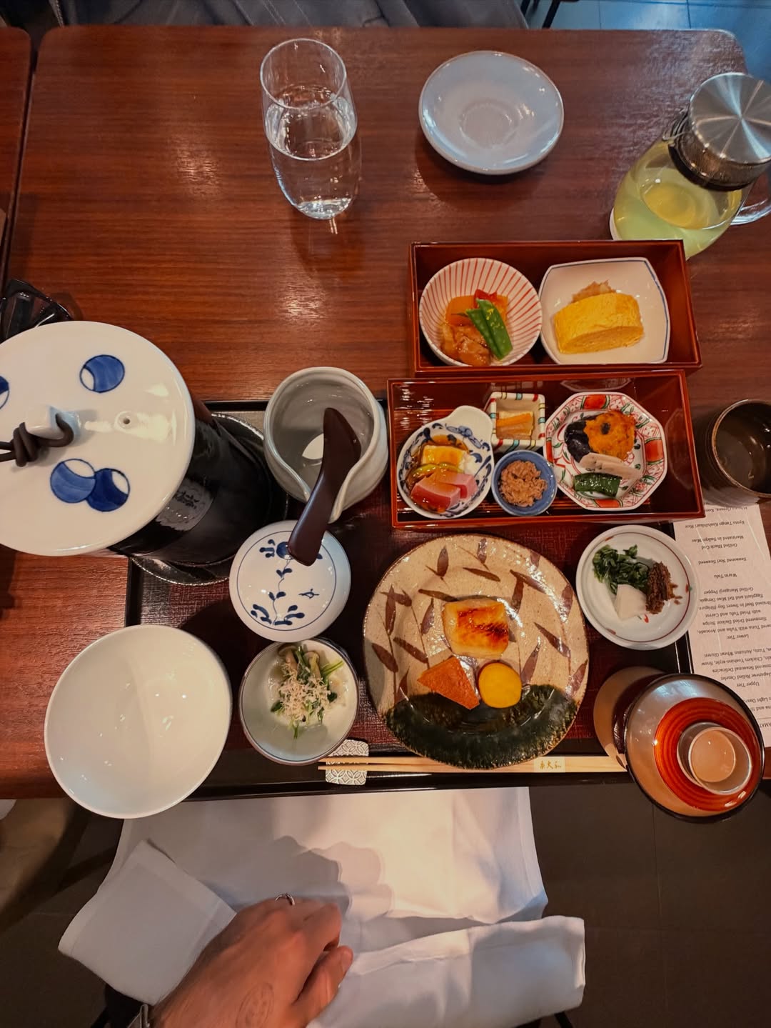 João Guilherme posa sem camisa no Japão e usa cueca do Pikachu. Foto: Instagram