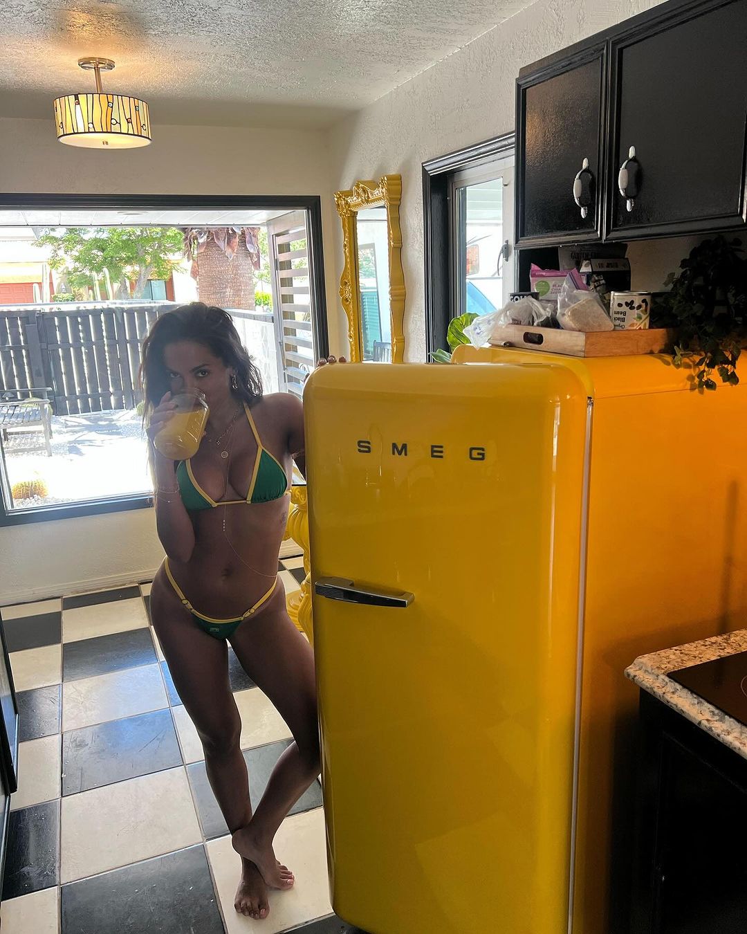 Anitta posa de biquíni com as cores da bandeira do Brasil e arranca elogios dos fãs Reprodução/Instagram