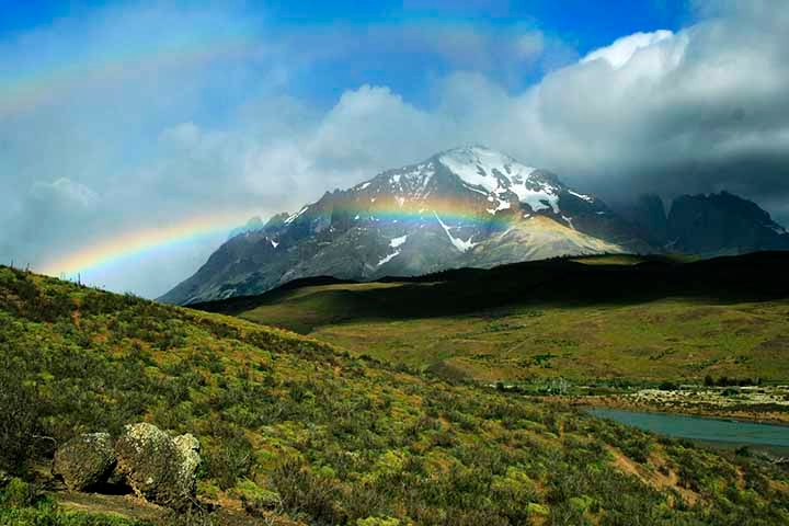 Parque Nacional Torres del Paine - Cidade: Região de Magallanes, Chile - A proximidade com os Andes e o clima volátil da Patagônia, com ventos fortes, chuvas repentinas e céus claros, criam condições propícias para a formação de arco-íris em meio à paisagem montanhosa e lagos azuis.
 Reprodução: Flipar