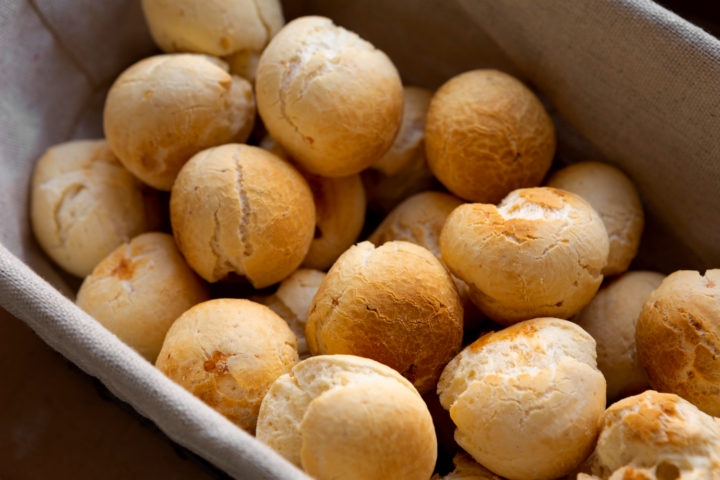 Tendo sua origem no estado de Minas Gerais, o pão de queijo brasileiro é feito principalmente com polvilho (fécula de mandioca), leite, sal, ovos e queijo, o que lhe confere uma textura e sabor bem característicos. Reprodução: Flipar