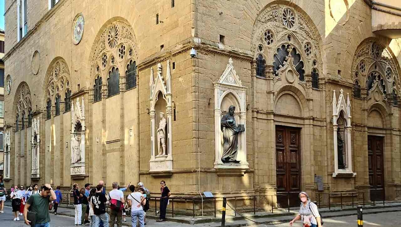 Orsanmichele (1337): Igreja gótica inicialmente construída como mercado de grãos, famosa por suas esculturas externas, incluindo obras de Donatello Reprodução: Flipar