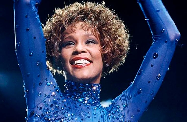 A atriz Whitney Houston, uma das vozes mais poderosas da música mundial, teria feito 61 anos em 9/8/2024. Ela morreu em 11/2/2012, aos 48 anos. Uma cinebiografia sobre ela revelou a trajetória conturbada de uma das cantoras mais celebradas de todos os tempos. Reprodução: Flipar