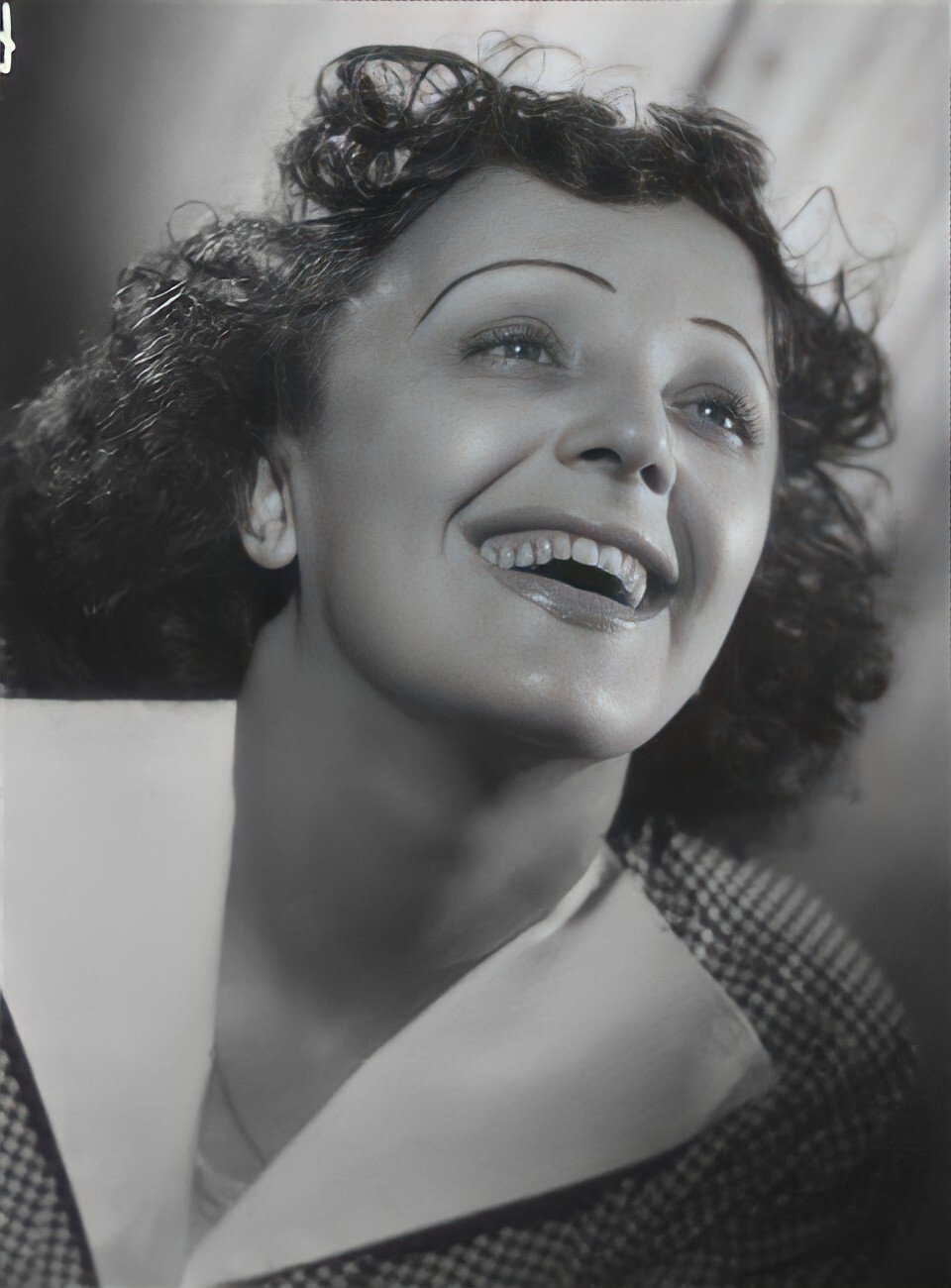 Há 62 anos, em 10/10/1963, morreu Edtih Piaf, um dos maiores ícones artísticos da França. Cantora de sucesso, reconhecida mundialmente pela voz incrível, ela nasceu na capital Paris. Reprodução: Flipar