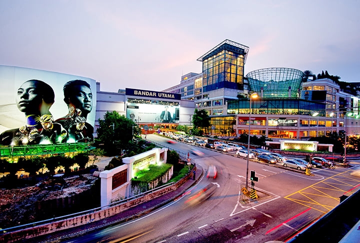 Utama Shopping Center (Selangor, Malásia) - Funciona desde 1995, numa região que antes era uma mina de estanho. Oito anos depois passou por ampliação e atualmente tem 650 lojas, numa área de 465 mil m². Reprodução: Flipar