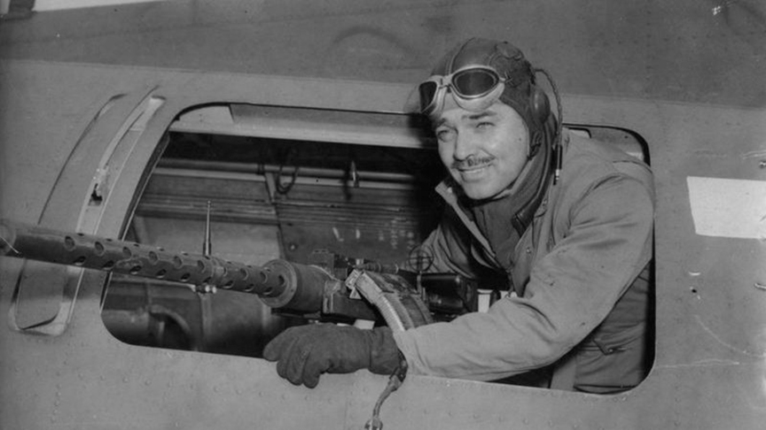 Curiosidade: na Segunda Guerra Mundial, Clark Gable se ofereceu como voluntário. Ele era o ator preferido de Adolf Hitler, que, ao saber da presença de Gable no front, ofereceu uma recompensa por sua captura. Mas Gable escapou e, no retorno aos EUA, recebeu medalhas pelas cinco missões de combate em bombardeios.  Reprodução: Flipar