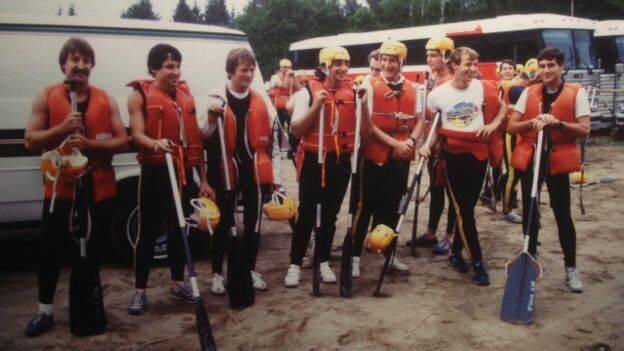 O piloto com seu grupo de rafting, no Canadá, em 1984. Senna havia viajado alguns dias antes do GP para participar, como convidado, de um congresso sobre medicina esportiva. Foto: Divulgação