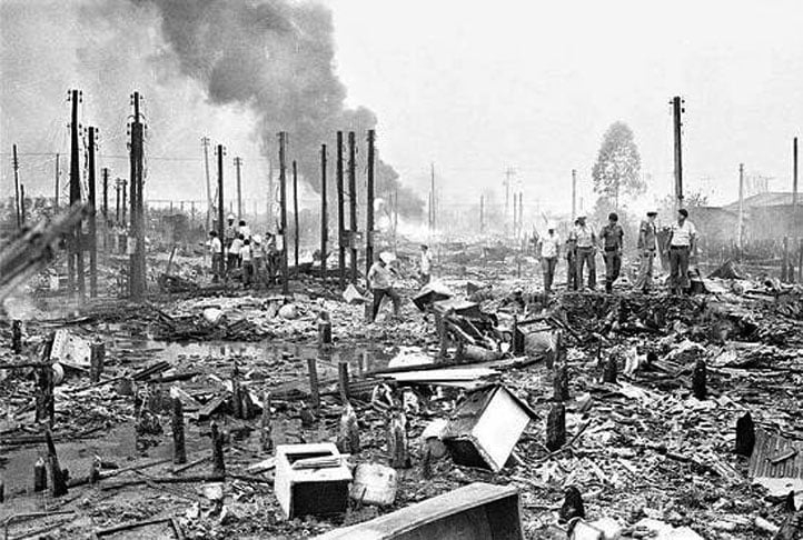 Em 25/2/1984, pelo menos 93 pessoas morreram no incêndio que atingiu a Vila Socó, em Cubatão (SP). Ele número oficial já foi contestado.  Reprodução: Flipar