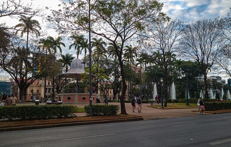 Além disso, haverá um show de drones exibindo imagens relacionadas à cultura mineira. Uma grande mesa de queijos artesanais também será montada na Praça da Liberdade (foto). Reprodução: Flipar