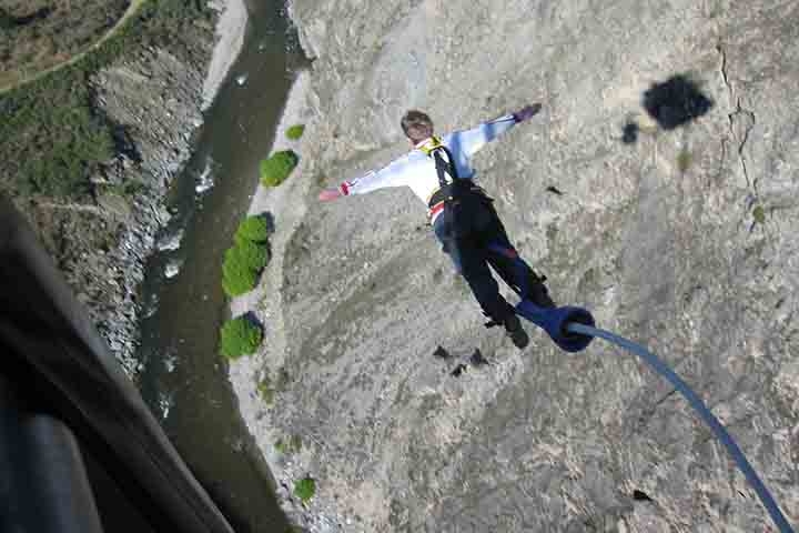Nevis Highwire Bungy, Nova Zelândia: A 134 metros do chão sobre as agitadas águas do rio Nevis, no sul do país, é o bungee-jumping mais alto da Nova Zelândia. Uma queda livre de oito segundos, com vista sobre o vale do Nevis. Reprodução: Flipar