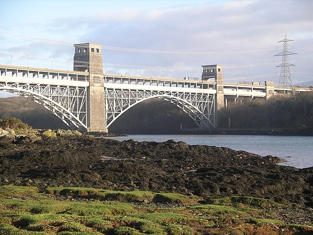 Em 1850, a construção da ponte Britannia e da linha ferroviária do norte de Gales facilitou o acesso à capital inglesa, Londres, que fica a 431 km de distância. Reprodução: Flipar