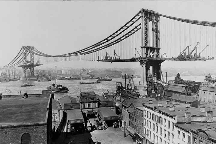 E sobre o rio East foi construída em 1901 uma ponte ligando o distrito de Manhattan ao Brooklyn. A Manhattan Bridge tornou-se um ponto turístico local. 
 Reprodução: Flipar