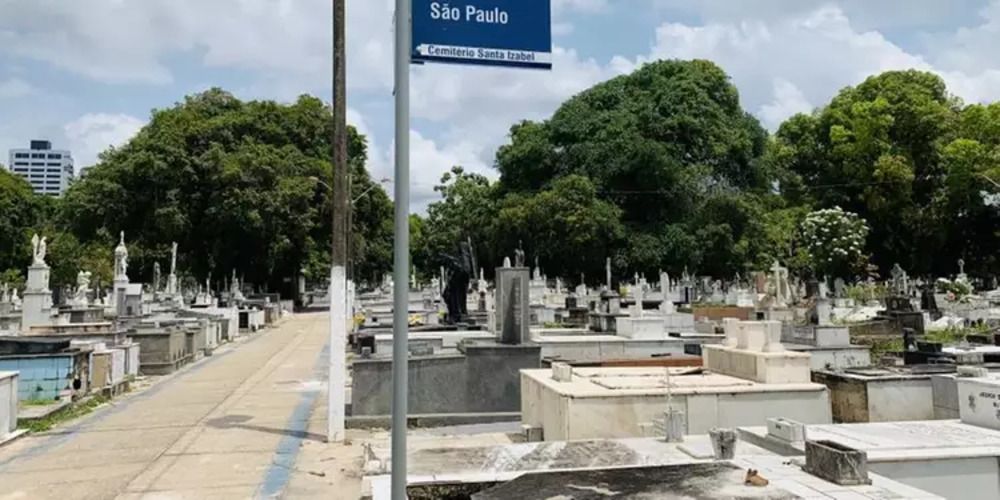 Cemitério Santa Izabel - Belém, Pará - Foi a casa de Josephina Conte, ou “garota do táxi”, que morreu aos 16 anos. Diz a lenda que ela ganhava todos os anos uma viagem de carro por Belém e, até hoje, na noite do seu aniversário, assombra os taxistas para passear pela cidade e saltar na porta do cemitério.  Reprodução: Flipar