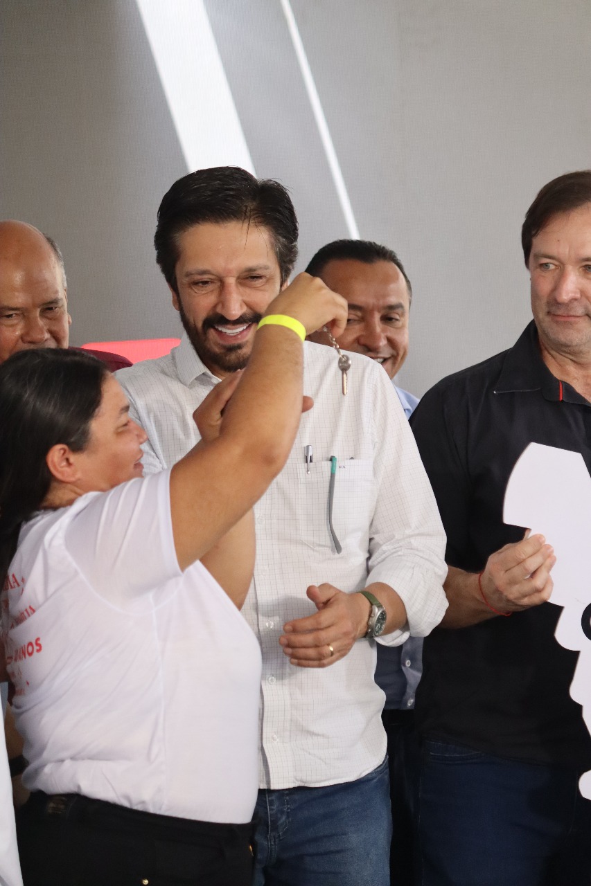 Tarcísio participa da entrega de mais de 550 moradias em SP. Foto: Reprodução/Gabriel Barros - Portal iG
