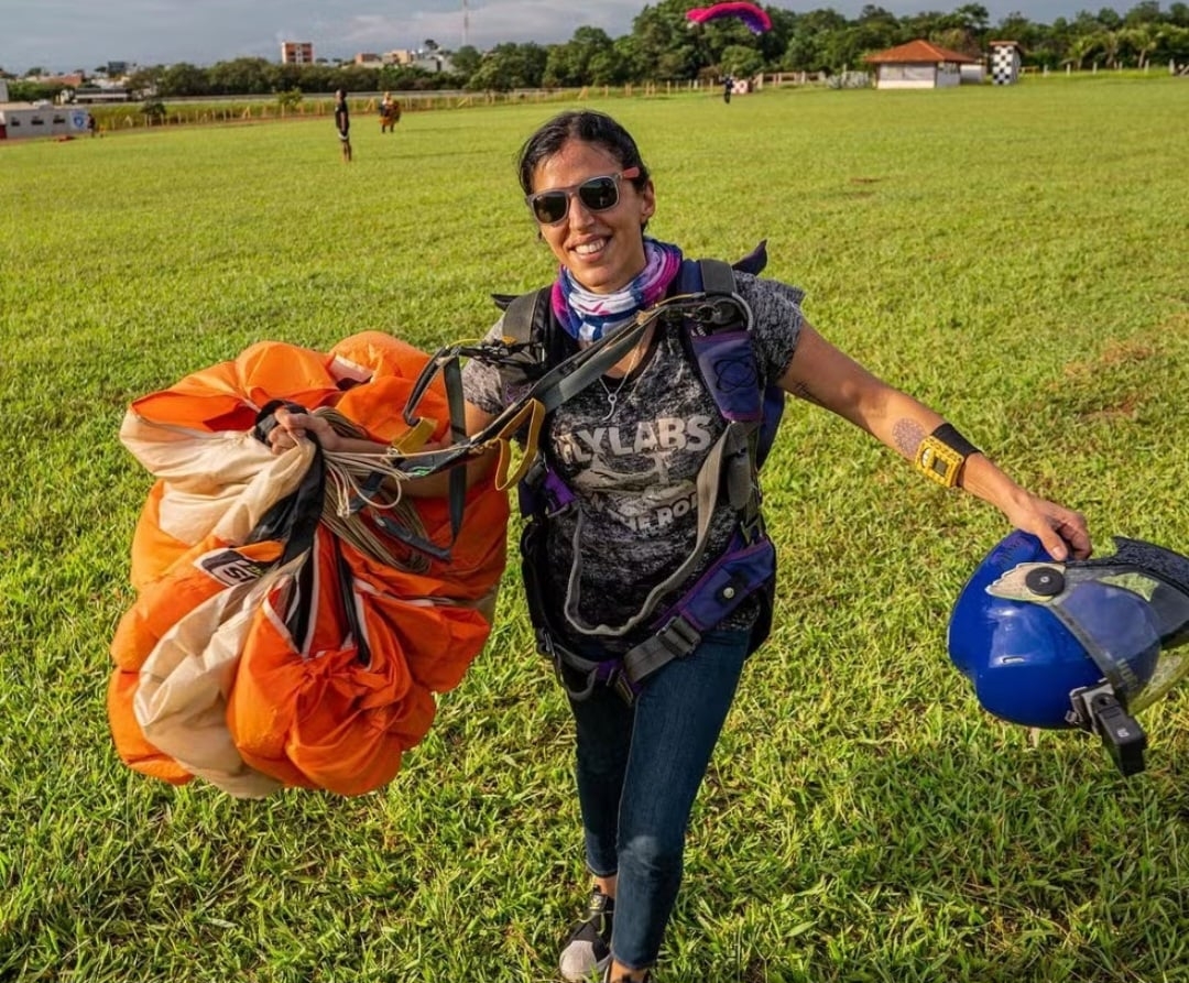 Boituva é o principal destino para paraquedismo no Brasil, atraindo aventureiros para saltos e treinamentos no Centro Nacional de Paraquedismo, um dos maiores da América Latina. Oferecendo saltos tandem (duplos) e cursos de formação, a cidade recebe visitantes do país e do mundo. Reprodução: Flipar