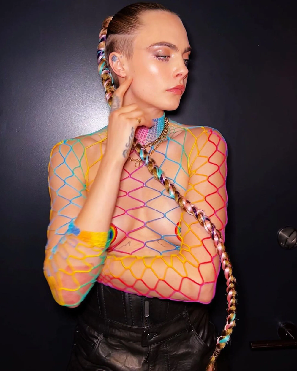 Cara Delevingne posou com as cores da bandeira LGBTQIAPN+ em 2022 Reprodução/Instagram