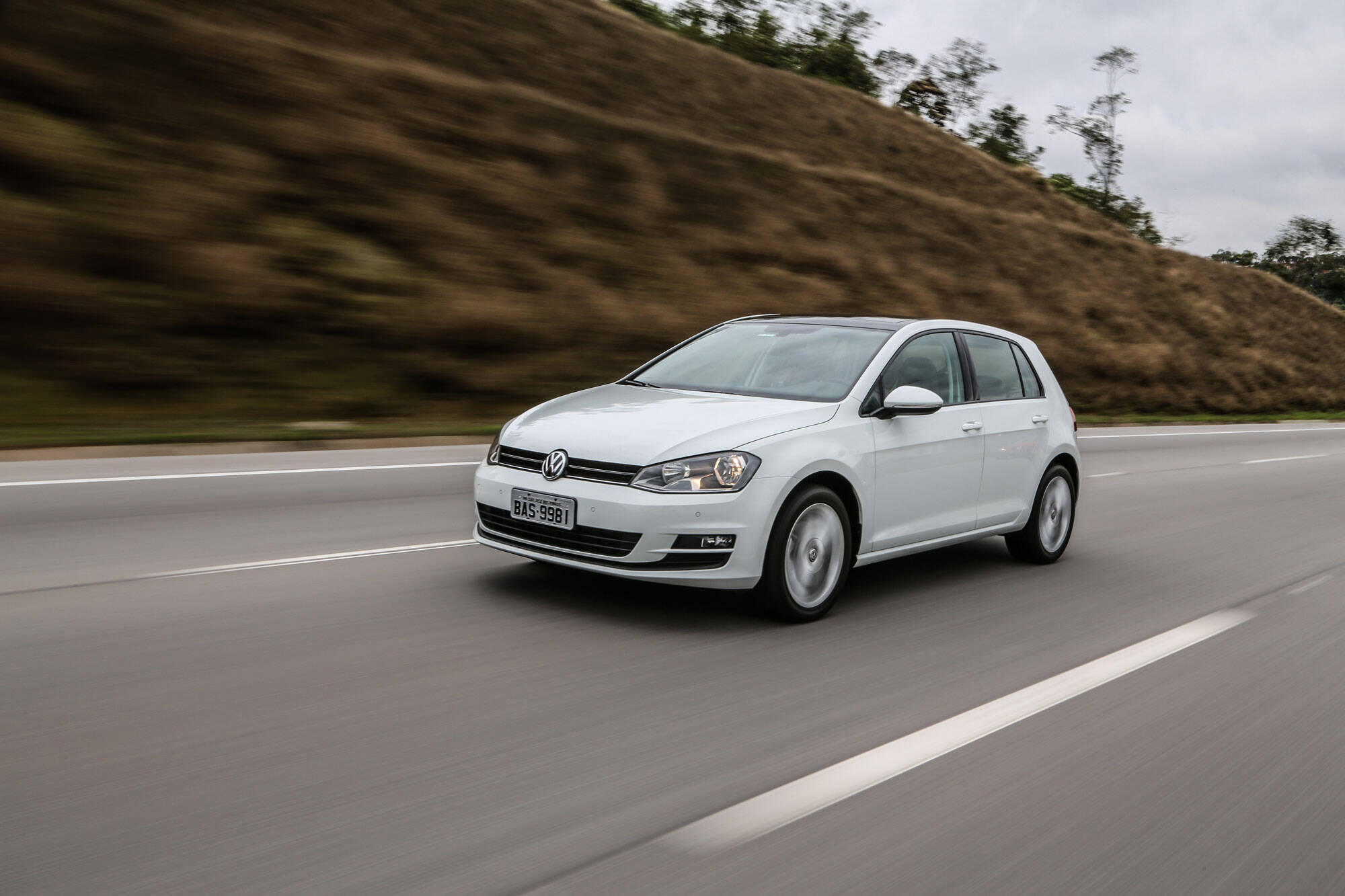 Esqueça o motor 1.6, o Volkswagen Golf 1.0 TSI é a verdadeira versão de entrada do hatch médio, por R$ 74.990.. Foto: Divulgação/Volkswagen