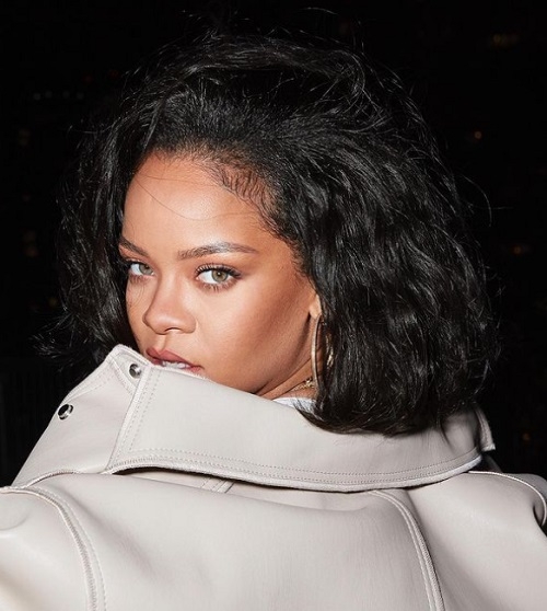 A cantora americana Rihanna, nascida em Saint Michael, em 1988, se chama Robyn Rihanna Fenty. Ela optou por usar apenas seu segundo nome como nome artístico. Reprodução: Flipar