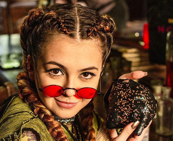 Vieram então papéis de destaque em produções como “Morde e Assopra”, de 2011, “Amor Eterno Amor”, de 2012 e “Amor à Vida”, de 2013, consolidando seu nome entre os grandes talentos mirins da teledramaturgia brasileira.
 Reprodução: Flipar