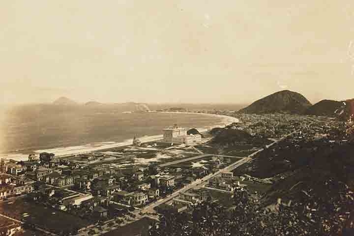 O apelido “Princesinha do Mar” está relacionado à famosa canção brasileira chamada “Copacabana”, composta por Braguinha (também conhecido como João de Barro) e Alberto Ribeiro. A música foi escrita em 1934 e, desde então, se tornou um dos hinos não oficiais do bairro. Reprodução: Flipar