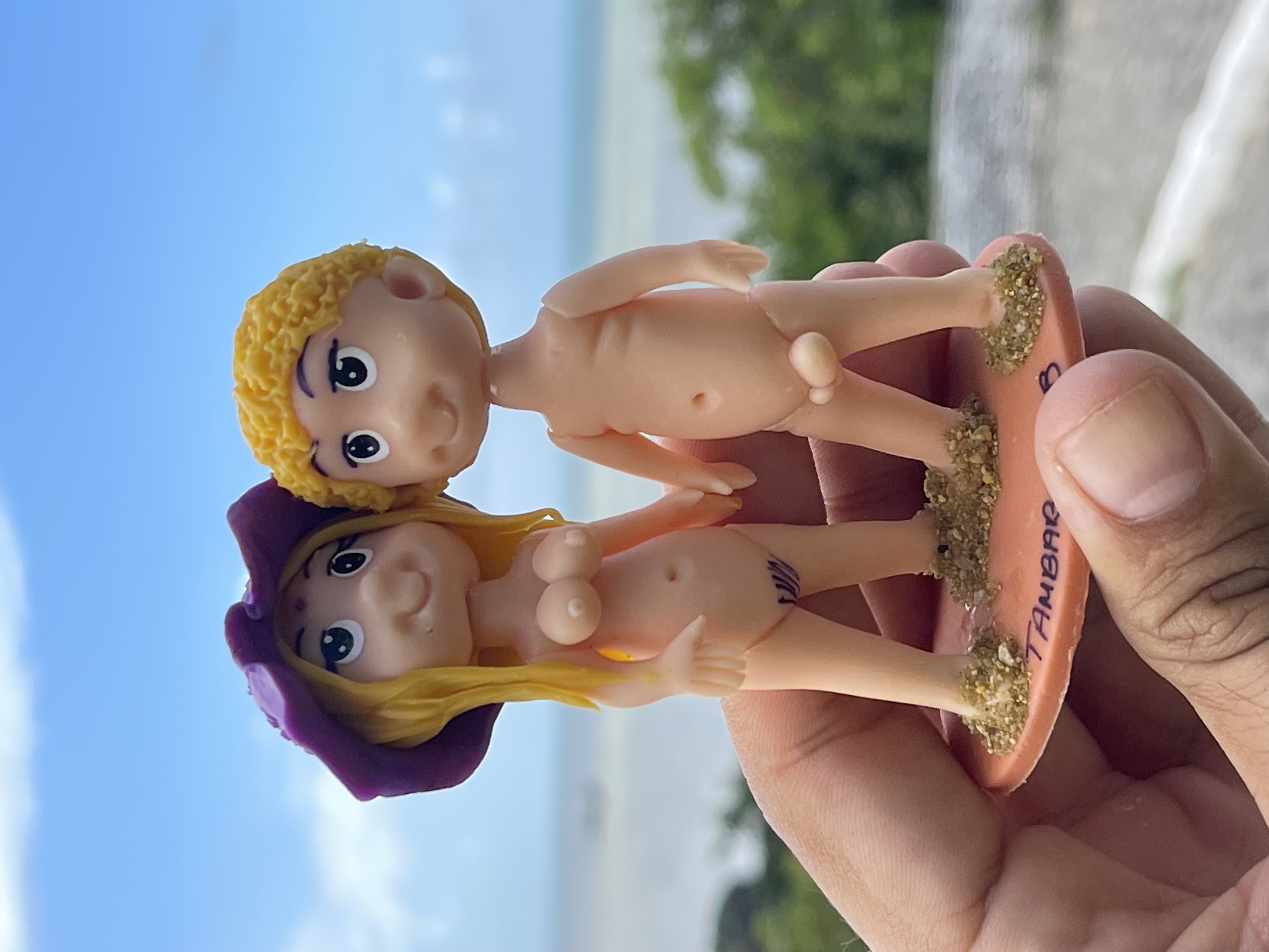 Os aventureiros Vitor Vianna e Franklin David se divertem com o souvenir na praia nudista de Tambaba, na Paraíba. Foto: Vitor Vianna