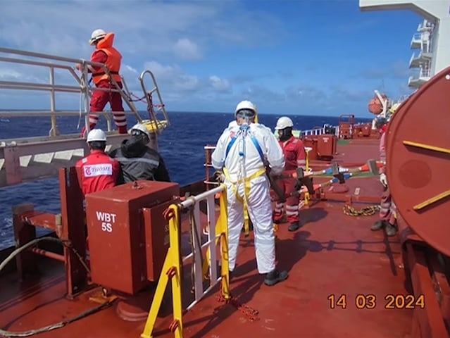 No início da tarde do dia 14, o navio petroleiro reportou que havia localizado um bote salva-vidas com dois sobreviventes. Reprodução: Flipar