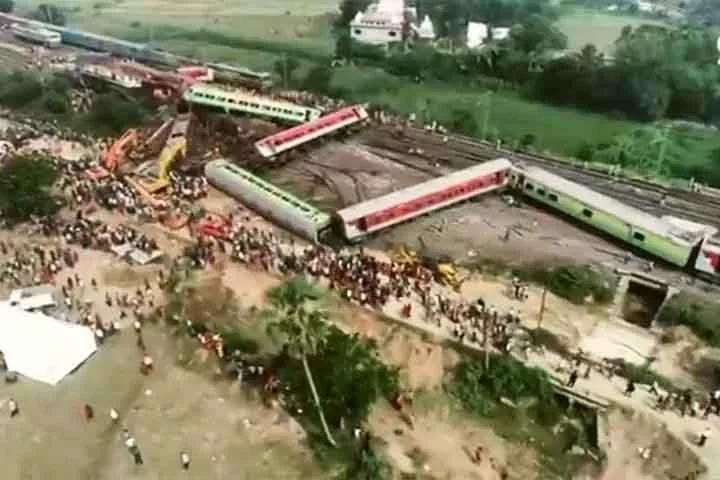 Desastre de Bihar (Índia, 1981): Um trem de passageiros descarrilou e caiu no rio Bagmati durante uma tempestade, resultando na morte de mais de 750 pessoas.  Reprodução: Flipar