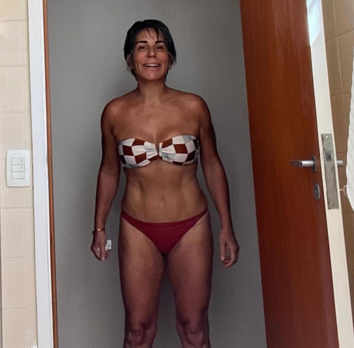 Gloria Pires mostra abdômen chapado Reprodução Instagram