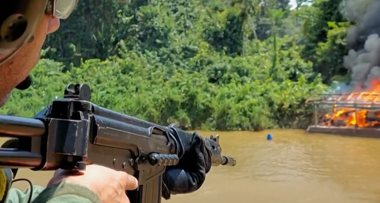 Enquanto uma equipe salta para levar os explosivos ao posto, uma outra fica de prontidão em outro helicóptero para se houver necessidade de confronto.