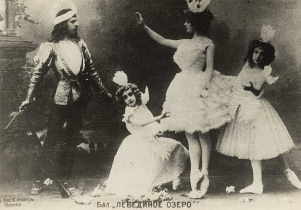 O Lago dos Cisnes é um balé dramático em quatro atos de 1876 do compositor russo Piotr Ilitch Tchaikovski e libreto de Vladimir Begitchev e Vasily Geltzer, com estreia em 1877 no Teatro Bolshoi (Moscou). Reprodução: Flipar