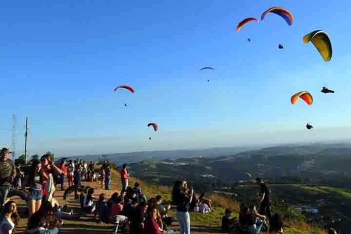 A cidade é voltada ao turismo rural, ecoturismo, negócios e eventos, aventura, esportes e cultura. A Estância Hidromineral de Serra Negra apresenta o turismo tradicional, de compras, de eventos rurais. e tem um agradável clima de montanha, aliado às fontes de águas minerais. Reprodução: Flipar