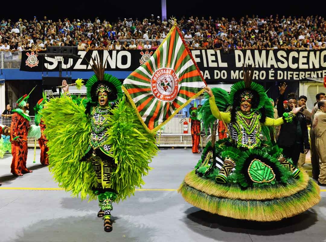 Em média as escolas de samba têm três ou quatro casais de mestre sala e porta bandeira. Porém, apenas o primeiro é julgado, por ostentar o pavilhão oficial da escola. No Rio de Janeiro, eles se apresentam para três cabines (a primeira é dupla) em diferentes setores da Sapucaí.  Reprodução: Flipar
