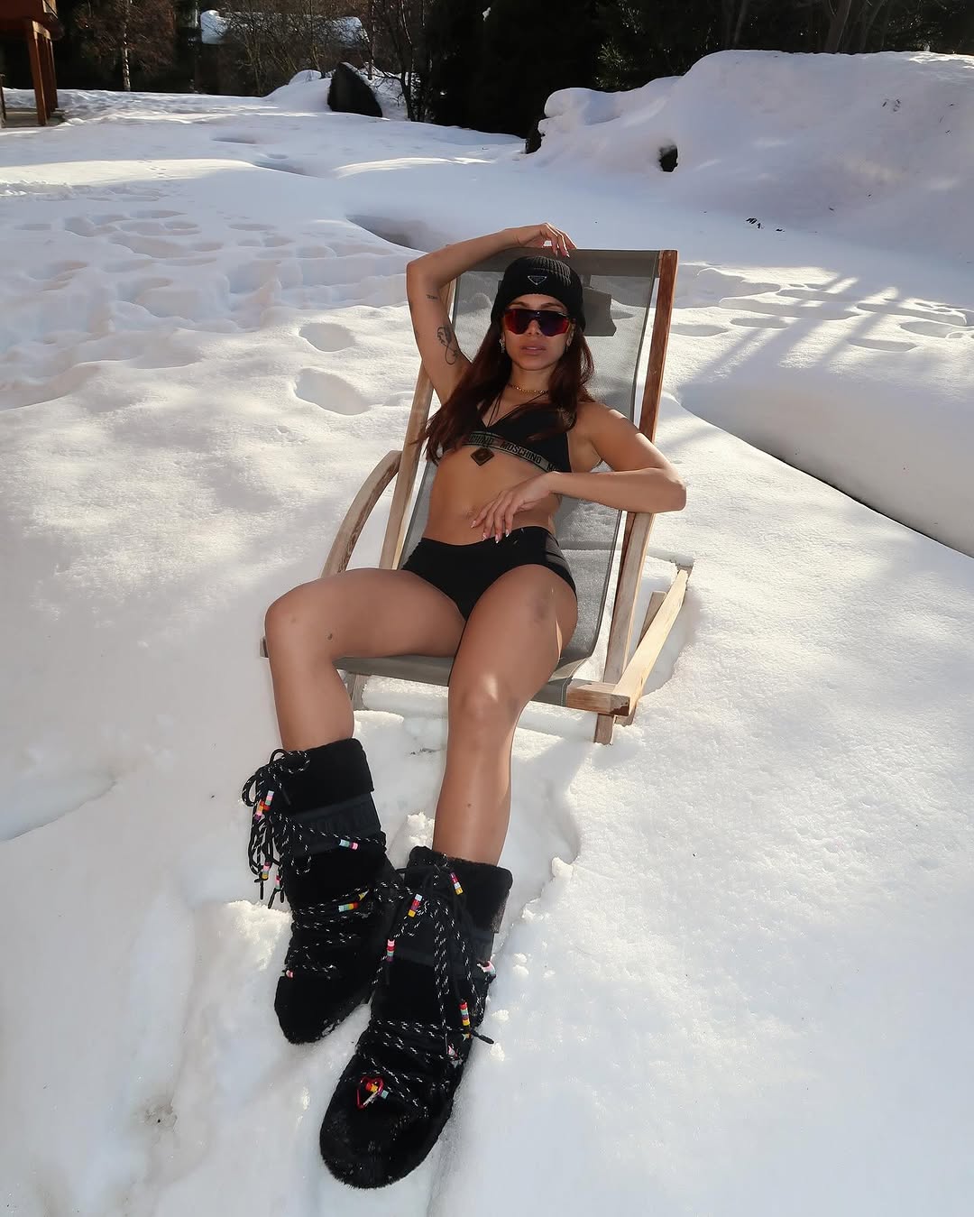 Anitta posa de sutiã e calcinha na neve durante viagem Instagram