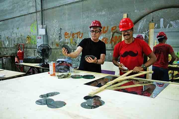 É o processo de forração e pintura da madeira para dar as cores e estampas que a alegoria precisa. Um dos fatores mais importantes é a iluminação, que dá vida aos cenários e agora ganha um contraste com as luzes cênicas do próprio Sambódromo.  Reprodução: Flipar