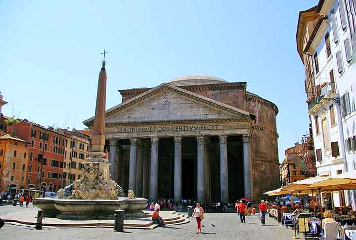 FONTE DE LA VERGINE - Roma - Esta fonte antiga, localizada na Piazza della Rotonda, data do século I d.C. É famosa por sua água pura e a beleza de sua estrutura, tornando-se um local de devoção e encontro. Reprodução: Flipar