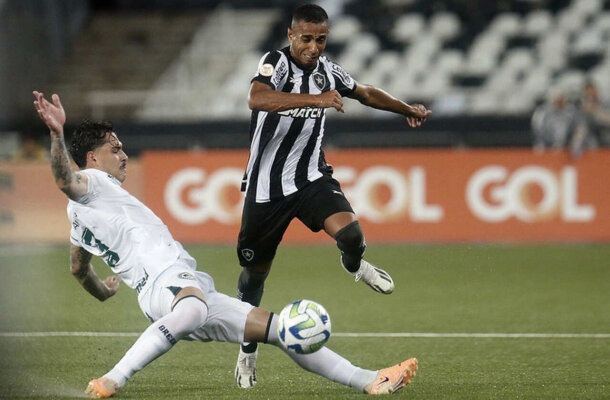 Embora líder, o Botafogo vive um momento tenso com série de resultados ruins, que teve como ponto culminante empate com o Goiás e a demissão do treinador Bruno Lage - Foto: Vitor Silva/Botafogo