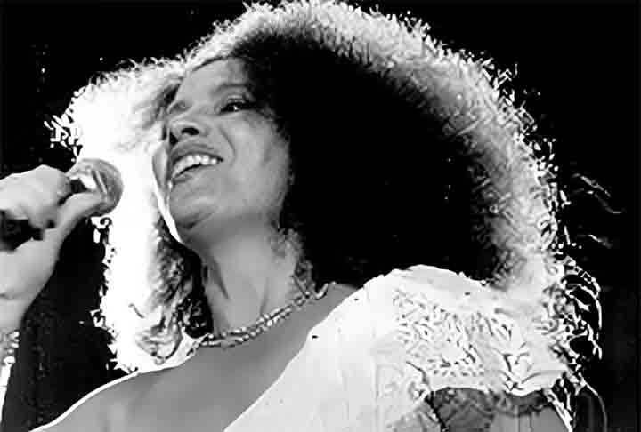 O universo do samba a aproximou também dos terreiros das religiões de matriz africana, o que teria enorme influência em seu estilo e musicalidade. Esse contato faria de Clara uma voz importante na luta contra o preconceito religioso. 
 Reprodução: Flipar
