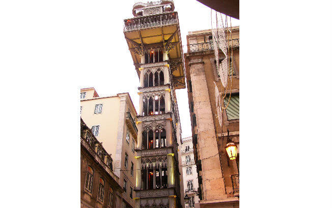O Elevador de Santa Justa é uma das estruturas mais marcantes de Lisboa. Feito de metal, foi construído em 1902 por um discípulo de Eiffel. Foto: Rodrigo Dienstmann