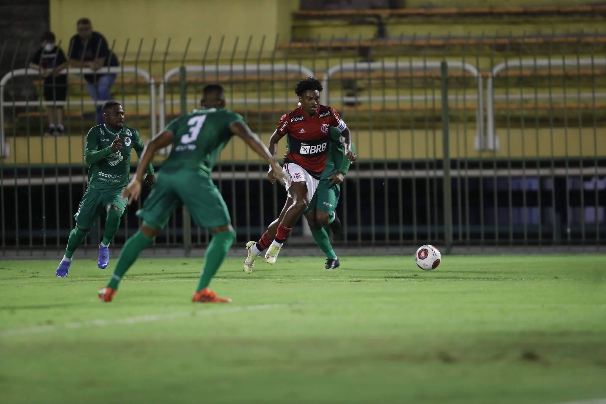 SporTV comete gafe e coloca escudo do Flamengo no lugar do Botafogo em jogo  da Copinha - Lance!