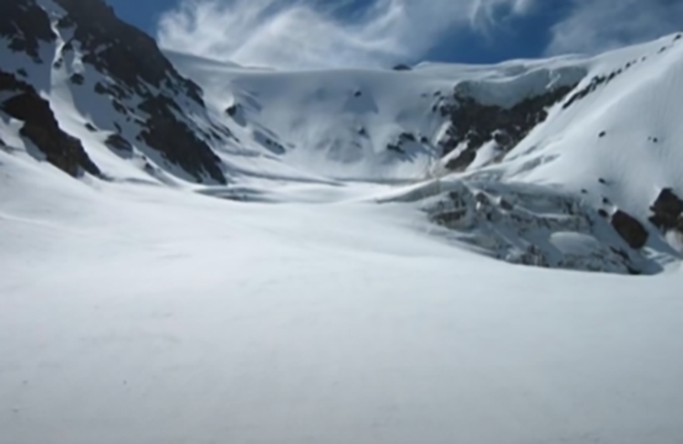 O alpinista Ricardo Peñas liderou uma expedição para documentar a rota de fuga dos sobreviventes e fez descobertas no local do acidente. Seus registros mostram as paisagens desoladoras vistas pelos sobreviventes ao redor da aeronave. Reprodução: Flipar