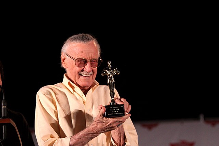 Stan Lee deixou um imenso legado de entretenimento o com arte para a cultura dos quadrinhos e dos filmes de super-heróis. Que seja lembrado com o sorriso farto do talento reconhecido, como na foto em que recebe o prêmio Best Cameo (por breve interpretação em filme), em 2011,  no Phoenix Comicon, Arizona (EUA). Figuraça!  Reprodução: Flipar
