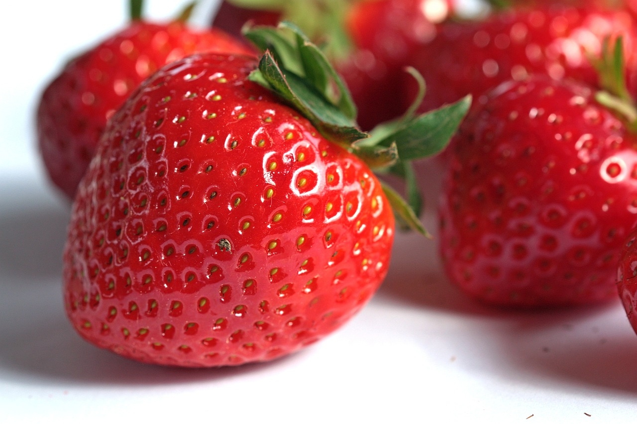 O morango é uma fruta rica em vitamina C, A, E, B5 e B6, além de potássio, cálcio, ferro, selênio e magnésio. Reprodução: Flipar